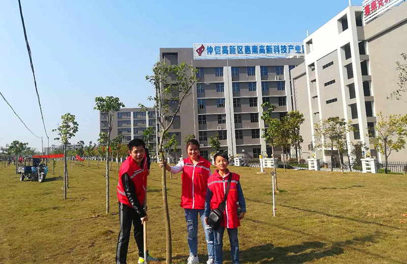 333体育志愿者在植树现场