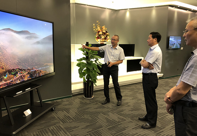 仲恺区委书记杨鹏飞一行参观333体育惠南展厅